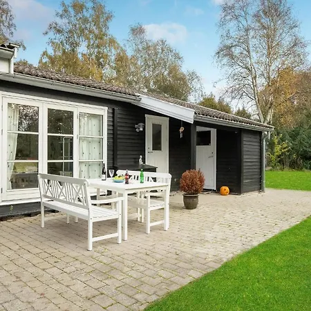 Сasa de vacaciones 2 Bedroom In Askeby